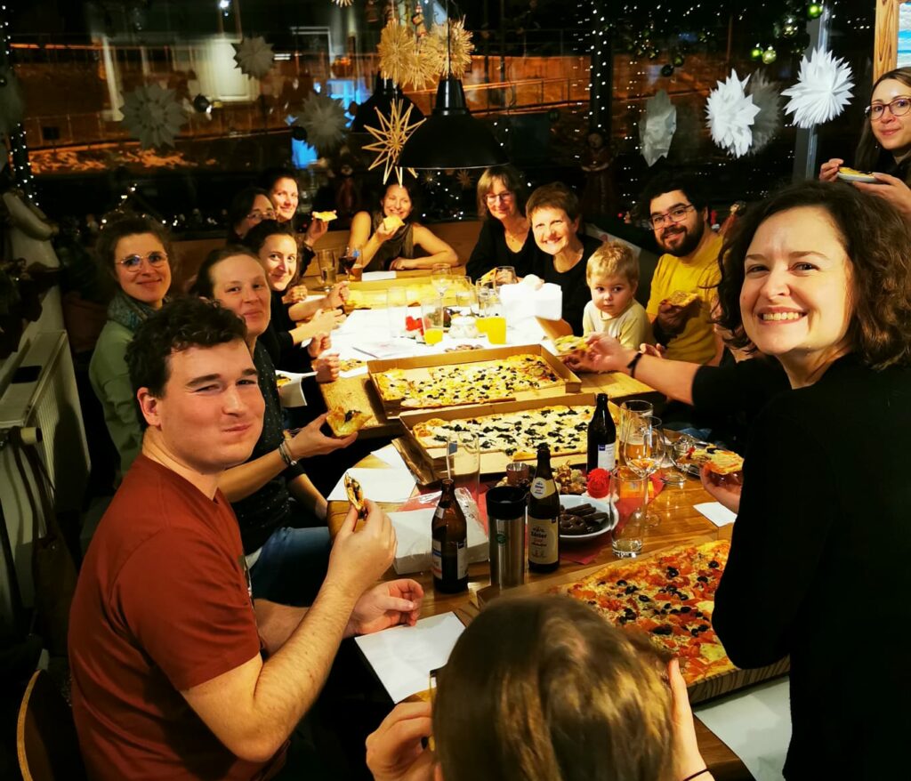 Kalikoer, ein junger Chor aus dem Allgäu, beim gemeinsamen Abendessen.