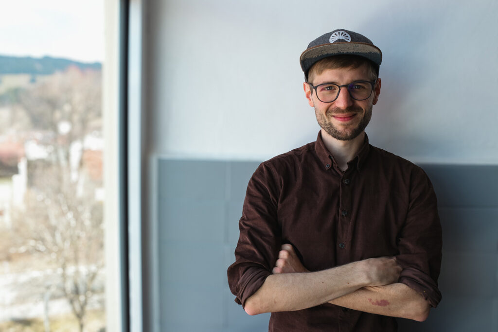 Johannes Golda, Chorleiter von kalikoer, einem jungen Chor aus Immenstadt im Allgäu.